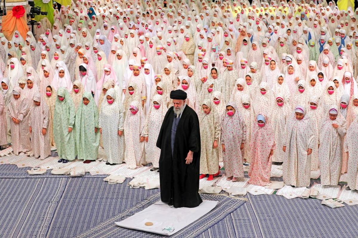 اقامه نماز توسط رهبر انقلاب کنار دانشآموزان، پیام عملی تربیت دینی برای همه است