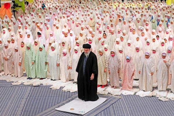  اقامه نماز توسط رهبر انقلاب کنار دانش‌آموزان، پیام عملی تربیت دینی برای همه است