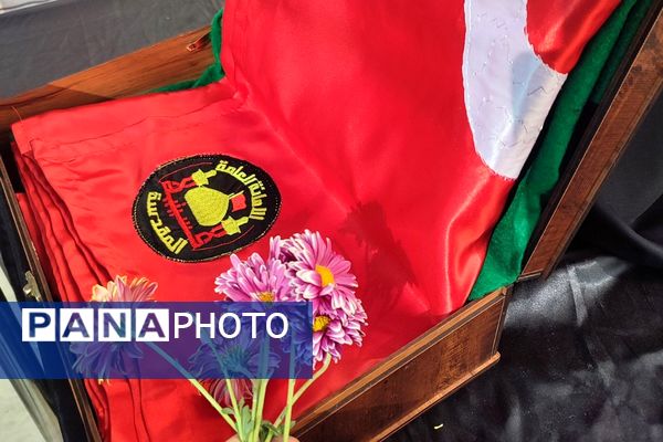 مراسم عزاداری فاطمیه با برکت پرچم امام حسین(ع) در مدرسه آیت‌الله خامنه‌ای