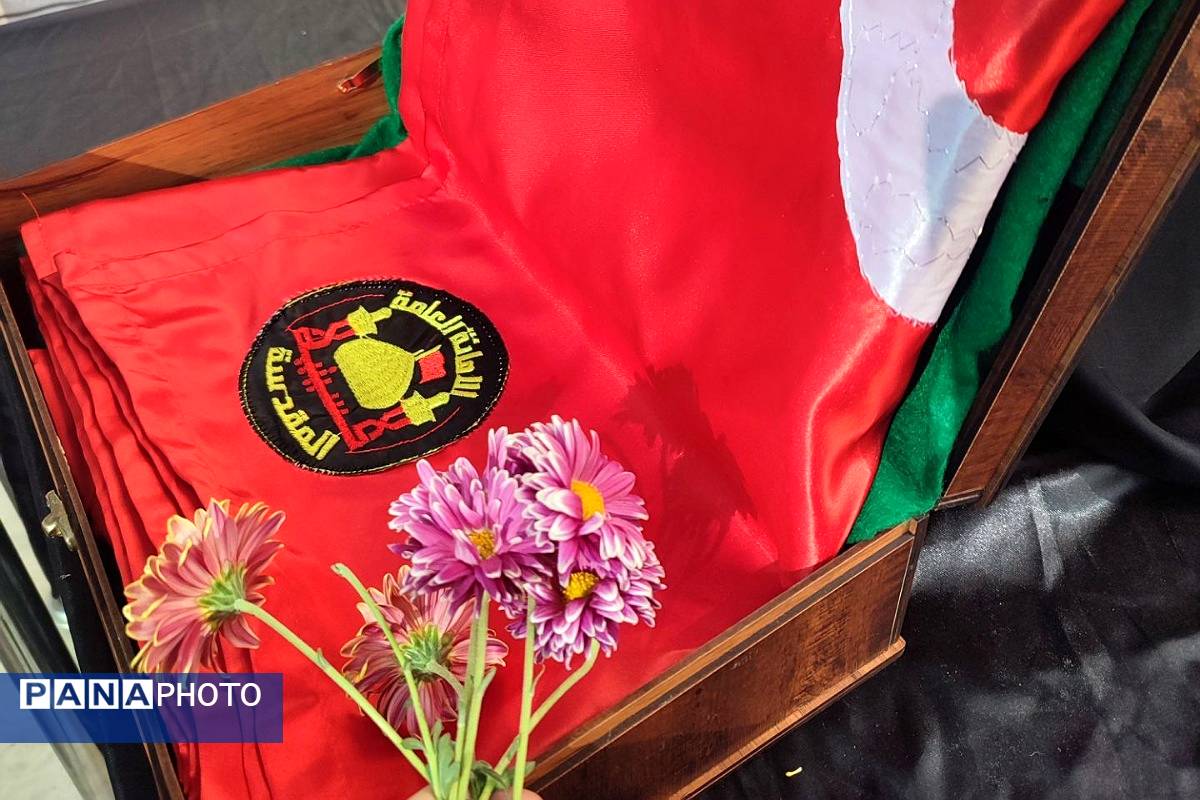 مراسم عزاداری فاطمیه با برکت پرچم امام حسین(ع) در مدرسه آیت‌الله خامنه‌ای