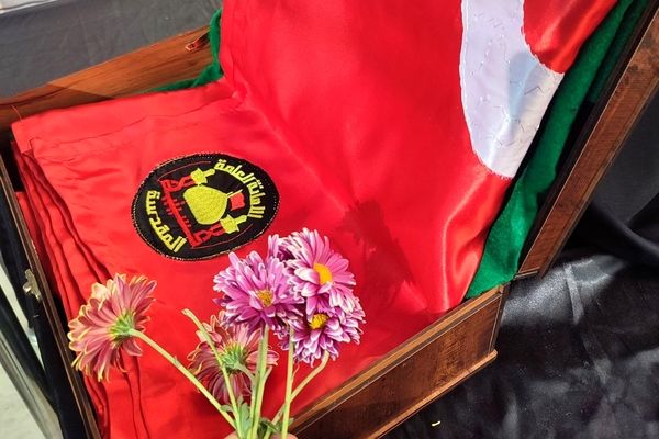 مراسم عزاداری فاطمیه با برکت پرچم امام حسین(ع) در مدرسه آیت‌الله خامنه‌ای