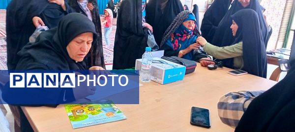 برپایی میز خدمت ادارات مختلف استان در مصلی امام خمینی (ره)