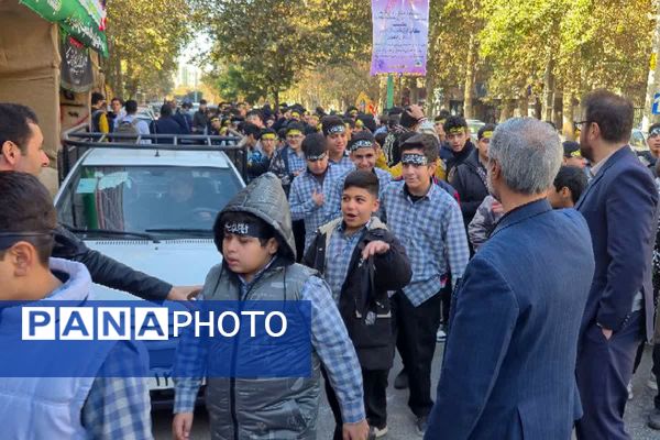 نوجوانان فاطمی از دبیرستان تا مسجد جامع