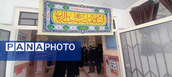 جشن انقلاب در دبستان ولی‌زاده ناحیه چهار کرج 