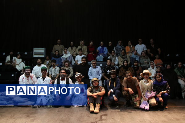 نمایش «پیک‌نیک در میدان جنگ»