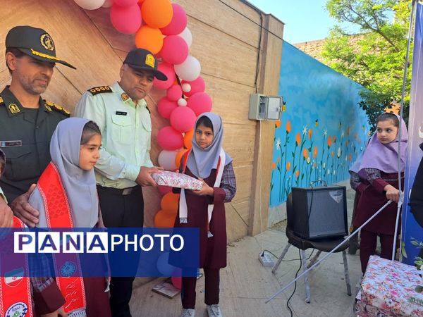 تجلیل از پدران ارتشی در دبستان دخترانه الزهرا به‌مناسبت هفته نیروی انتظامی