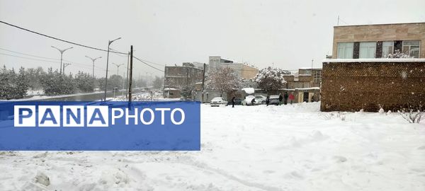 یلدای برفی در اراک؛ مردم با شادی به استقبال جشن یلدا می‌روند