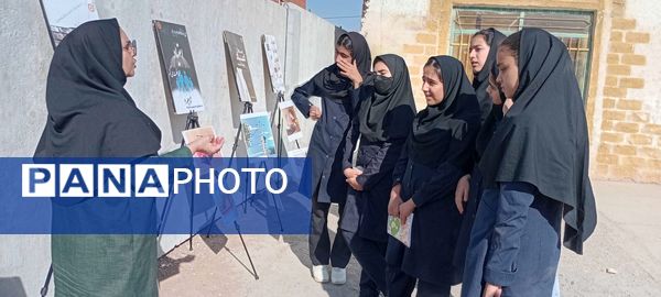 نمایشگاه پیشگیری از آسیب های اجتماعی در دبیرستان مادرمهربان خلیل آباد