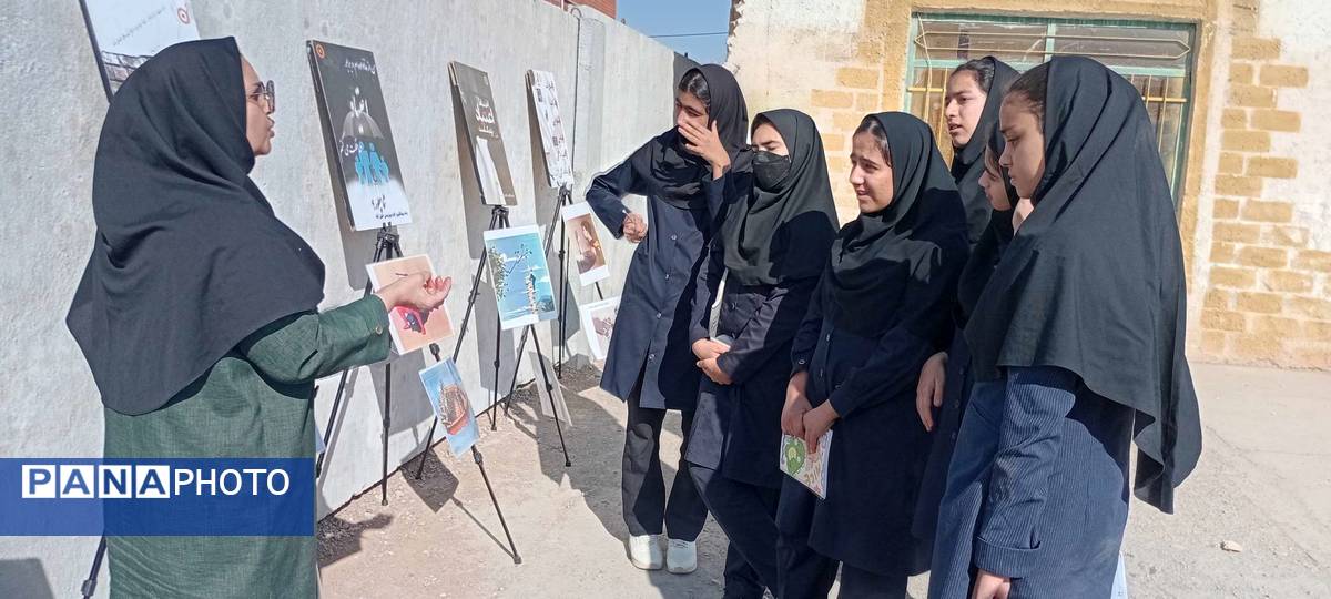 نمایشگاه پیشگیری از آسیب های اجتماعی در دبیرستان مادرمهربان خلیل آباد