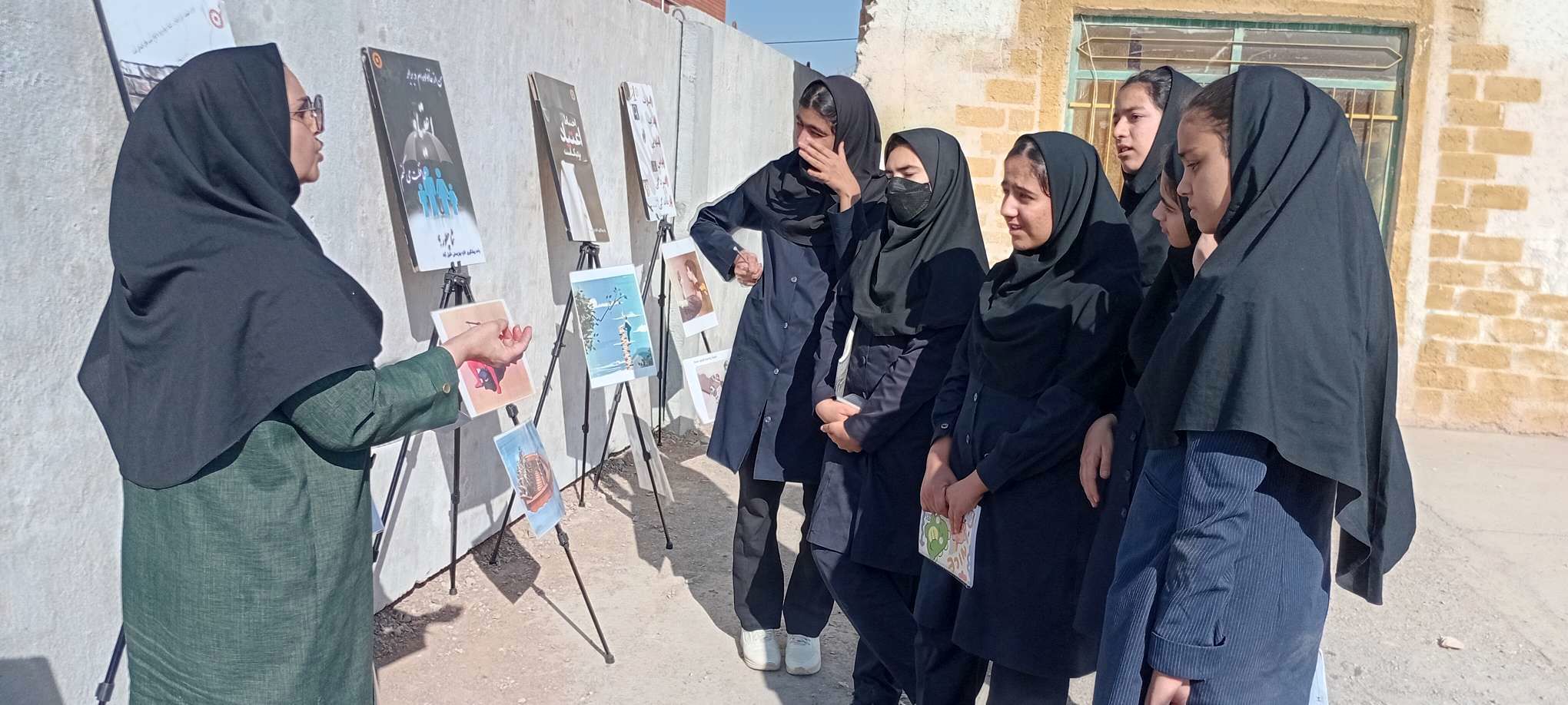 نمایشگاه پیشگیری از آسیب های اجتماعی در دبیرستان مادرمهربان خلیل آباد