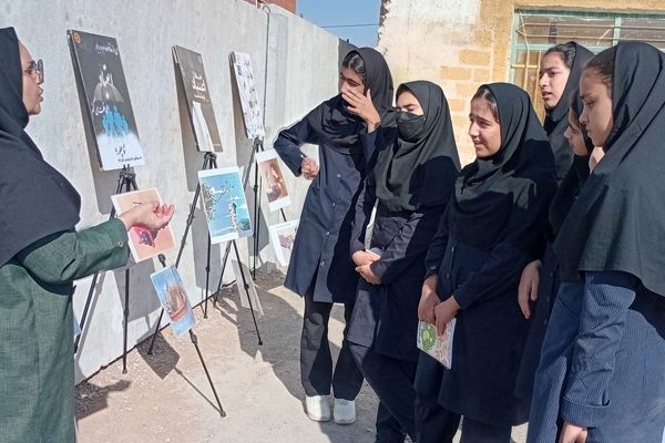 نمایشگاه پیشگیری از آسیب های اجتماعی در دبیرستان مادرمهربان خلیل آباد