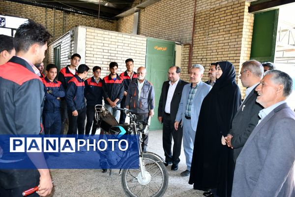 بازدید فرماندار و مدیر آموزش و پرورش مه ولات از مجموعه هنرستان کشاورزی امام خمینی (ره)