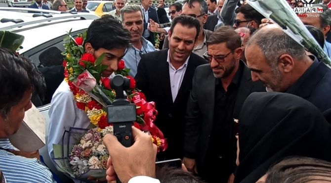 استقبال گرم مسئولان و فرهنگیان زنجان از مهدی آقاجانلو مدال‌آور المپیاد جهانی ریاضی 