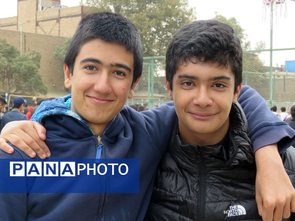 مسابقه والیبال بین دو تیم منتخب دبیران و منتخب دانش آموزان در دبیرستان شاهد ابوذر غفاری 