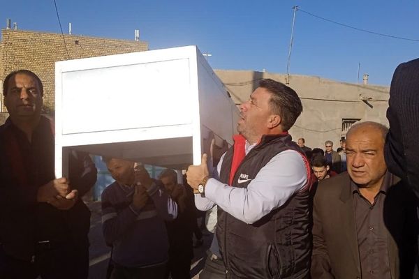 تشییع پیکر و خاکسپاری پدر شهید عجمی فدافن در گلزار شهدای روستای فدافن