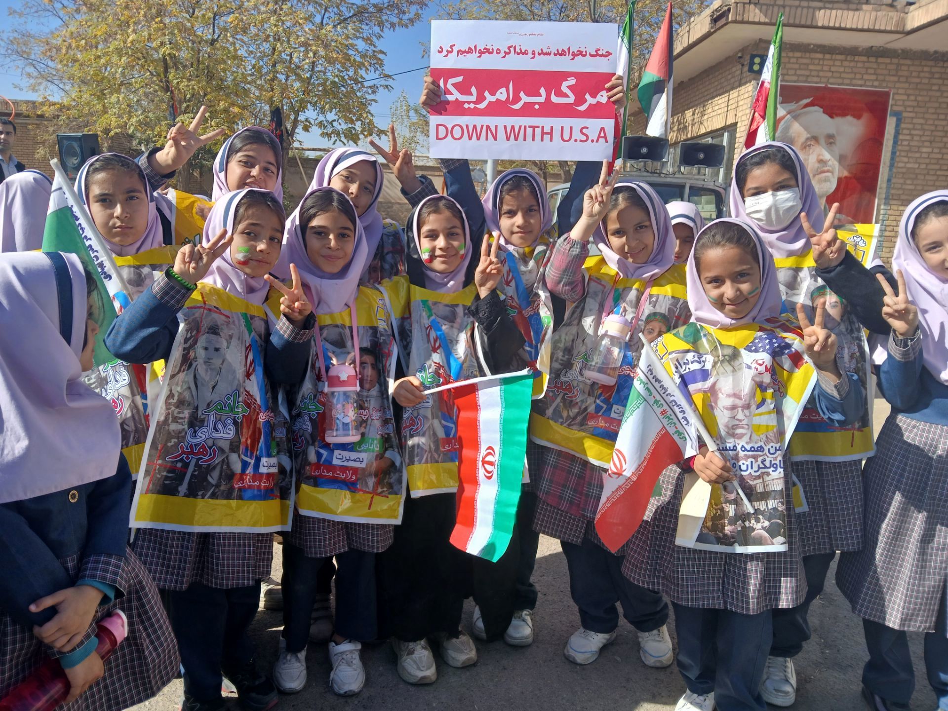 راهپیمایی یوم‌الله ۱۳ آبان در قهاوند با حضور پرشور دانش‌آموزان و فرهنگیان برگزار شد