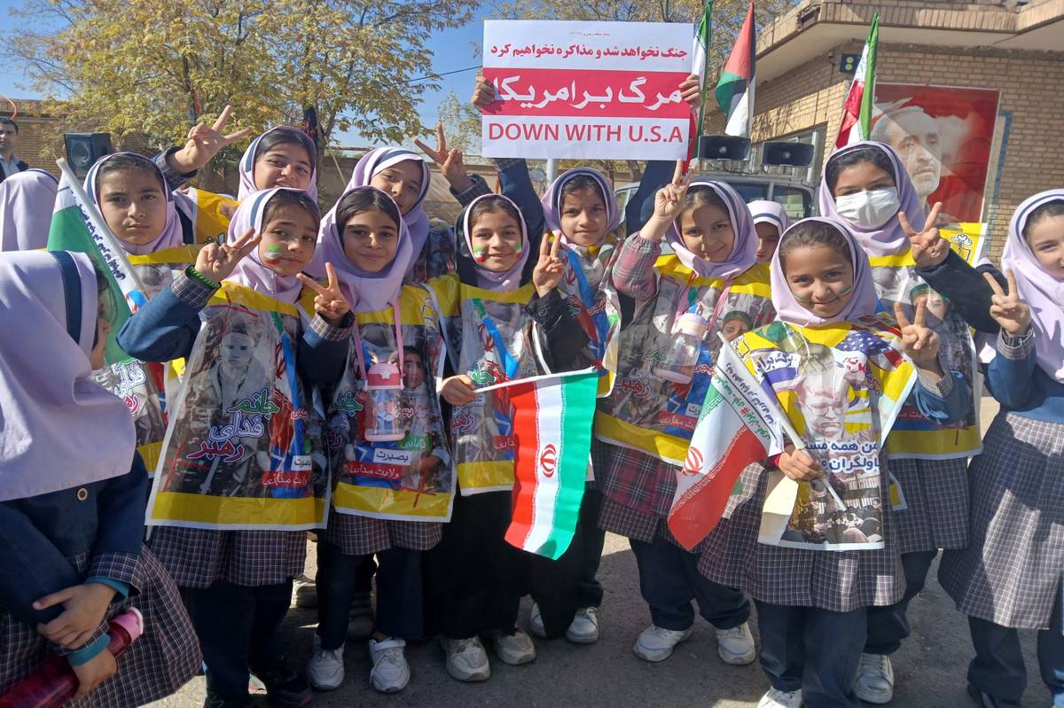 راهپیمایی یوم‌الله ۱۳ آبان در قهاوند با حضور پرشور دانش‌آموزان و فرهنگیان برگزار شد