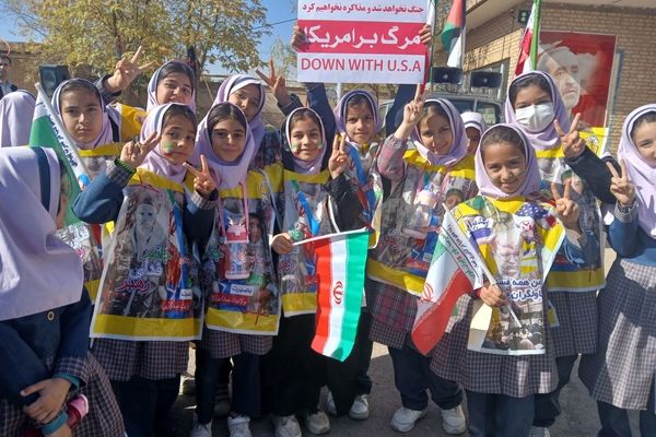 راهپیمایی یوم‌الله ۱۳ آبان در قهاوند با حضور پرشور دانش‌آموزان و فرهنگیان برگزار شد