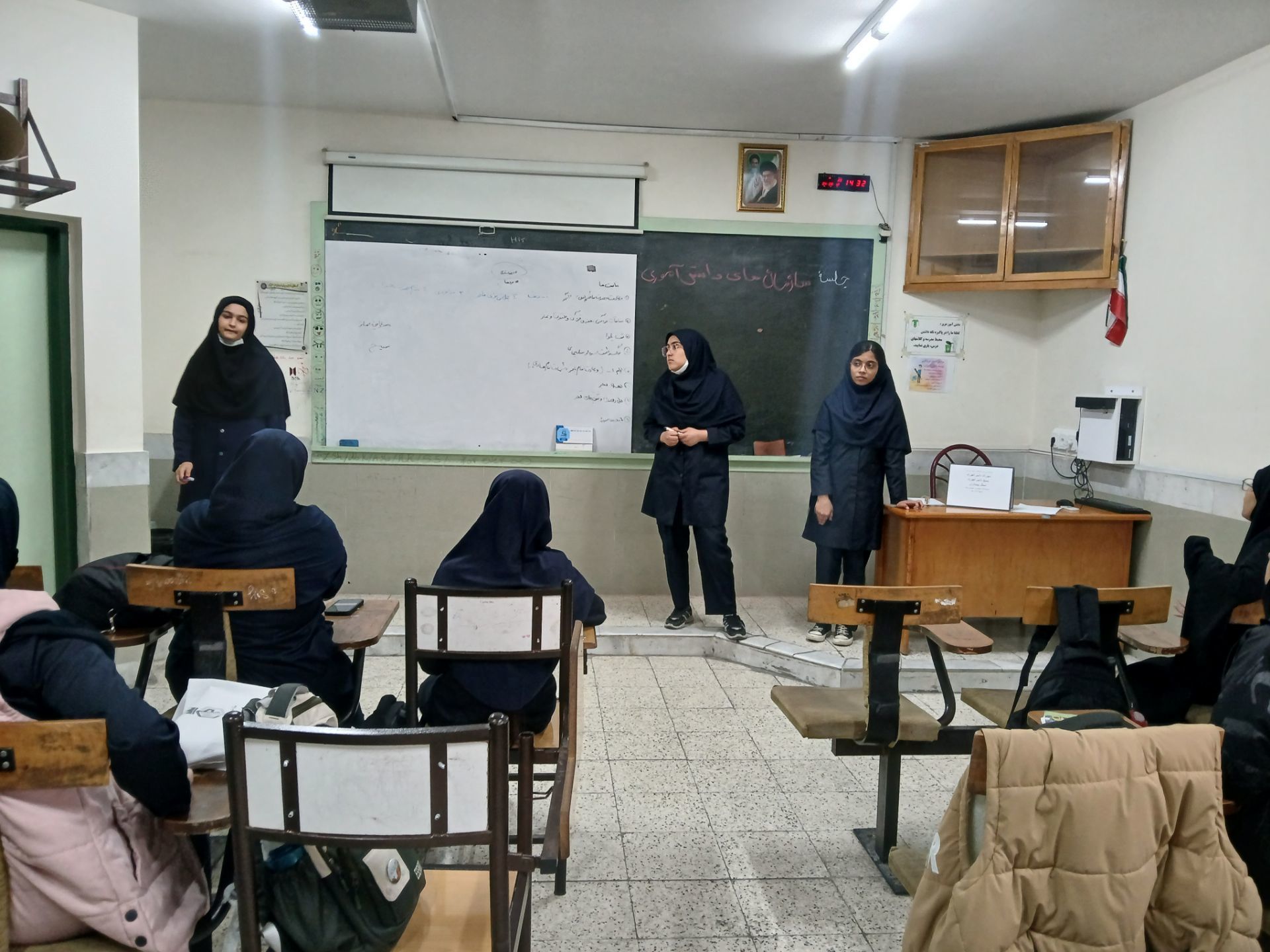  جلسه شورا  و بسیج دانش آموزی در دبیرستان نمونه دولتی مهشید مصلی نژاد