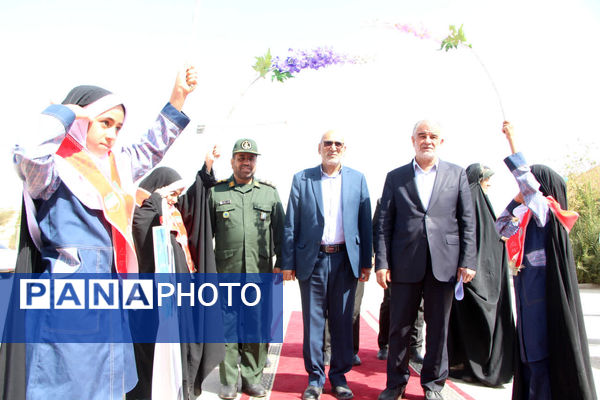ثبت اثر انگشت هزار دانش‌آموز یزدی پای پرچم ایران