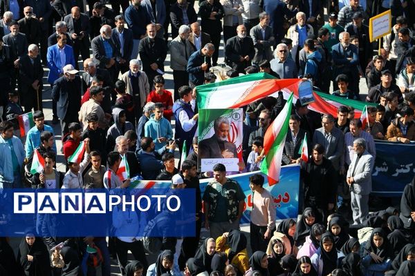 دانش آموزان و مسئولین در کنار یکدیگر، روز دانش‌آموز را رقم زدند