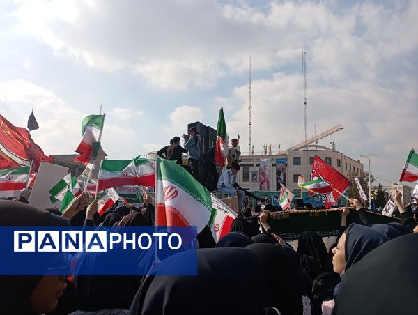 حماسه دانش‌آموزان مشهدی در روز ۱۳ آبان