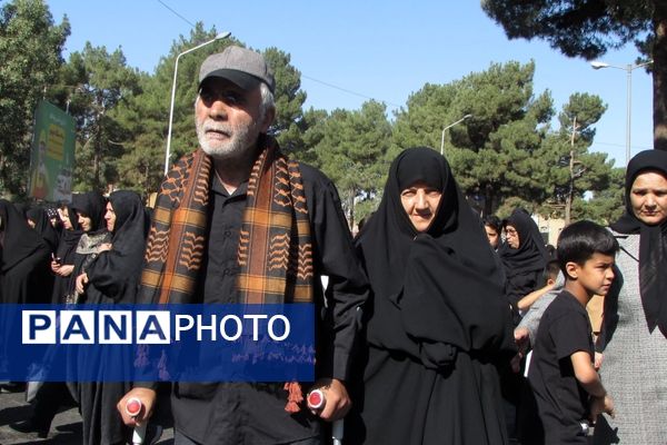 حضور مردم حسینی شهرستان نیشابور در پیاده‌روی دلدادگان حسینی 