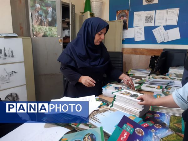 آغاز توزیع کتاب‌های درسی در مدرسه خدیجه کبری زاغه