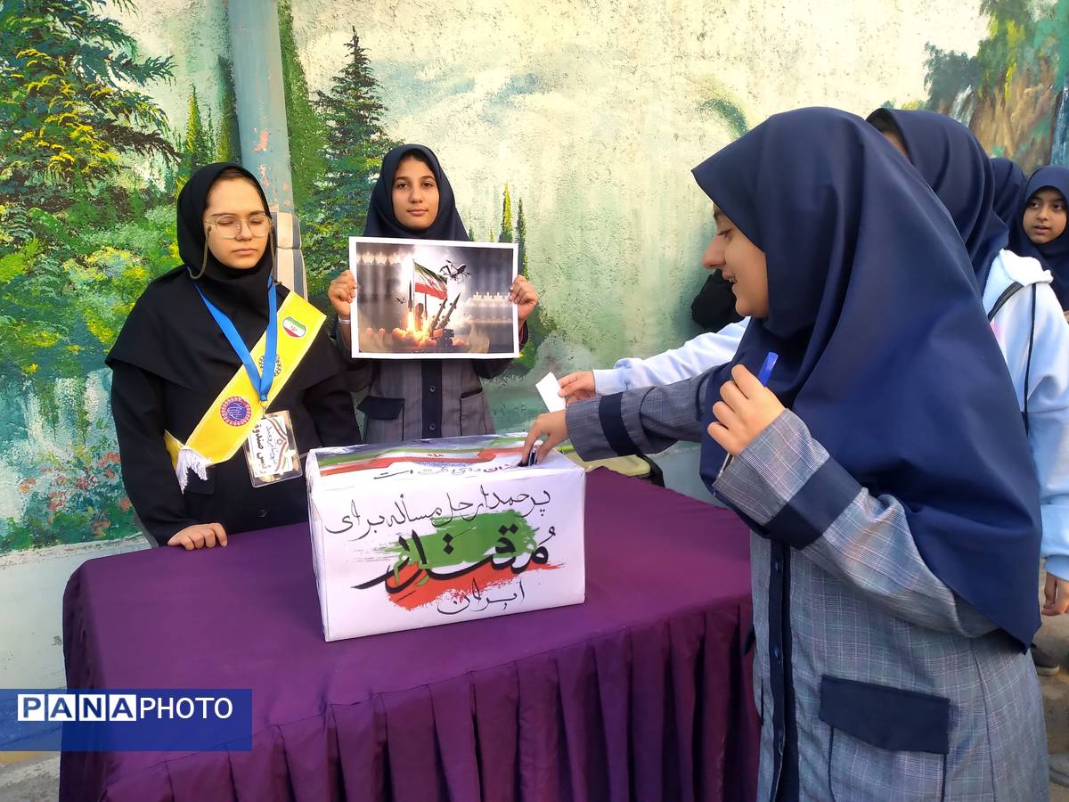 انتخاب نمایندگان شورای دانش‌آموزی در دبیرستان شاهد تکتم ناحیه سه