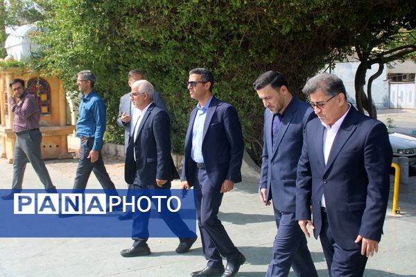 تجدید میثاق مدیرکل امور شاهد و ایثارگران وزارت آموزش و پرورش از شهدا در بوشهر