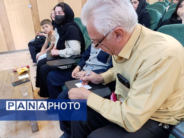 جلوه‌هایی از انتخابات انجمن اولیا دبستان معلم ۲ در آشخانه 