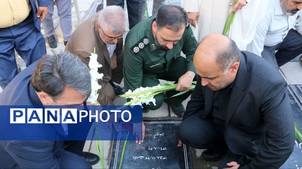 گلباران مزار شهدا به‌مناسبت هفته دفاع مقدس در آستان مقدس امامزاده بی‌بی سکینه ملارد