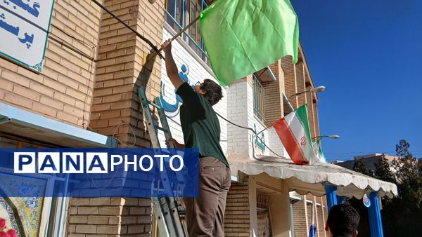 مراحل آماده‌سازی مراسم گرامیداشت شهید رمضانعلی چوبداری در دبیرستان نمونه دولتی معلم ساوجبلاغ 