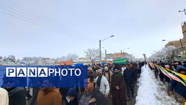 حضور پر شور فرهنگیان و دانش آموزان در کنار مردم ولایتمدار شهرستان صالح آباد در یوم الله ۲۲بهمن