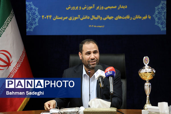  دیدار صمیمی وزیر آموزش و پرورش با قهرمانان رقابت‌های جهانی والیبال دانش‌‌آموزی صربستان ۲۰۲۴