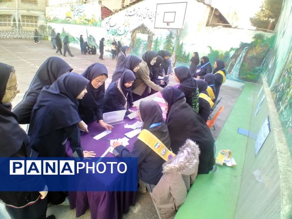 انتخاب نمایندگان شورای دانش‌آموزی در دبیرستان شاهد تکتم ناحیه سه