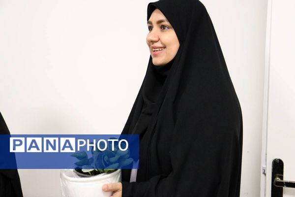 گرامیداشت هفته معلم با تجلیل از فرهنگیان آموزش و پرورش منطقه ۱۴ 