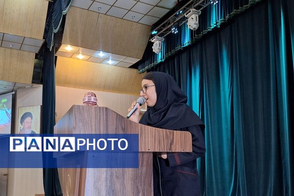 تجلیل از دانش‌آموزان رتبه‌های برتر دبیرستان پویش ناحیه 3 شیراز 