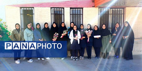 قدردانی دانش‌آموزان از پرستاران در روز پرستار