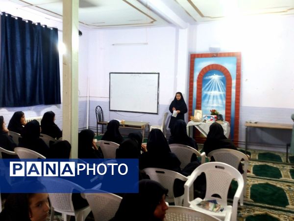 خوانش زندگی نامه شهدا در دبیرستان فاطمیه