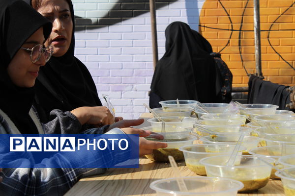 توزیع آش نذری ایام فاطمیه در دبیرستان سردار شهید قاسم سلیمانی