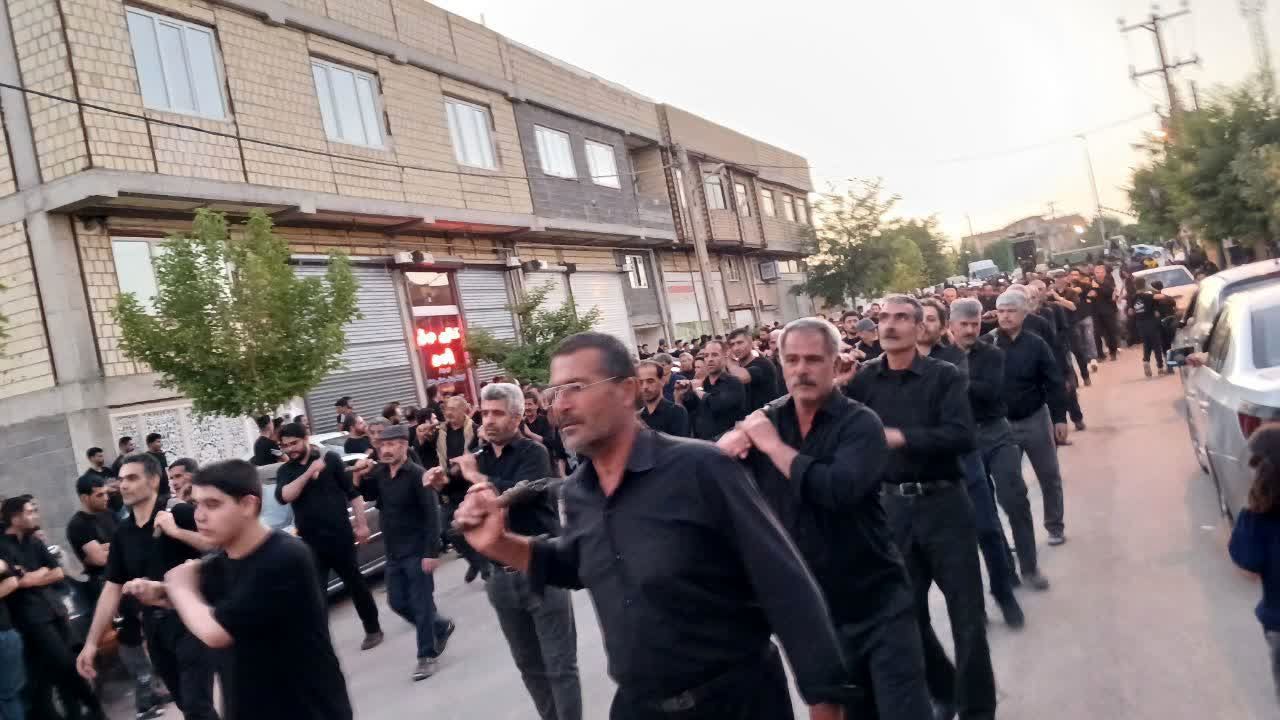 در کوچه‌پس‌کوچه‌های لالجین، ندای یا حسین در روز عاشورا طنین‌انداز شد