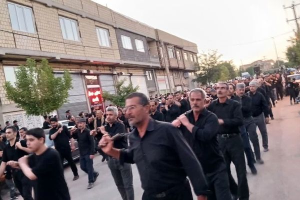 ندای «یا حسین» در کوچه‌پس‌کوچه‌های لالجین در روز عاشورا طنین‌انداز شد