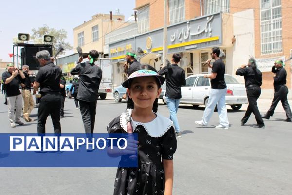 زنجیر زنی صبح عاشورا؛ خرامه در سوگ حسین(ع)