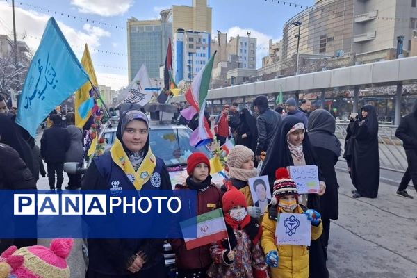 حضور پرشور همه‌ اقشار مردم مشهد در راهپیمایی ۲۲بهمن