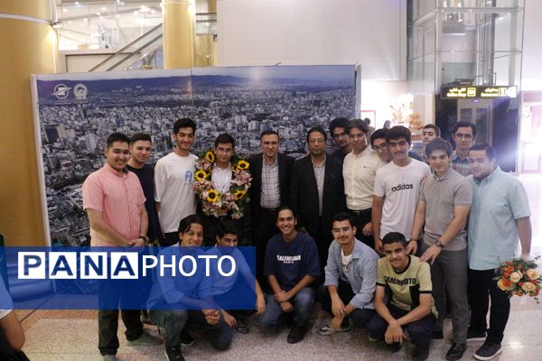 استقبال پرشور از دانش‌آموز مشهدی قهرمان المپیاد جهانی نجوم و اخترفیزیک