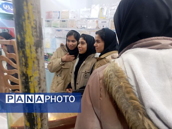 بازدید دانش آموزان هنرستان شهیدشهیدی از نمایشگاه پژوهش و فناوری در خلیل آباد 