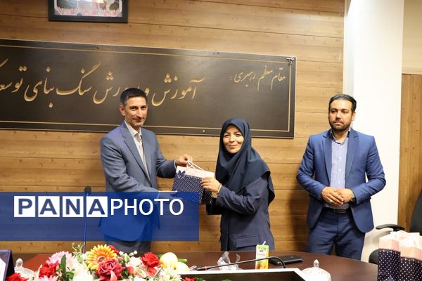 تجلیل از فعالان حوزه بانوان و خانواده در ناحیه یک بهارستان