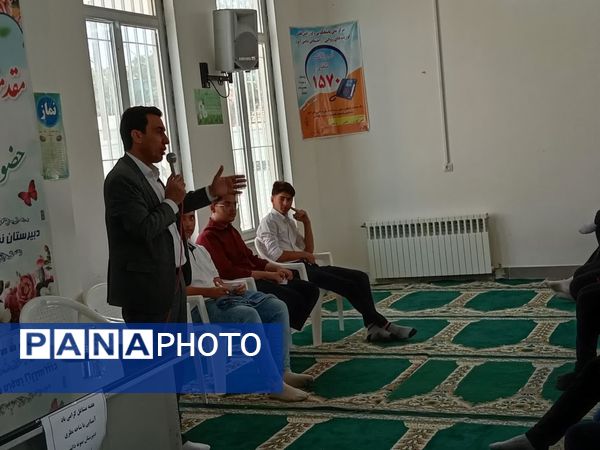 حضور جمعی از اعضای دبیرستان نمونه آیت‌الله خامنه‌ای در مدرسه نمونه دانش