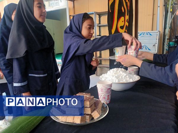 عطر فاطمی در فضای آموزش دبیرستان میرزا جعفر سروقد با برپایی ایستگاه صلواتی 